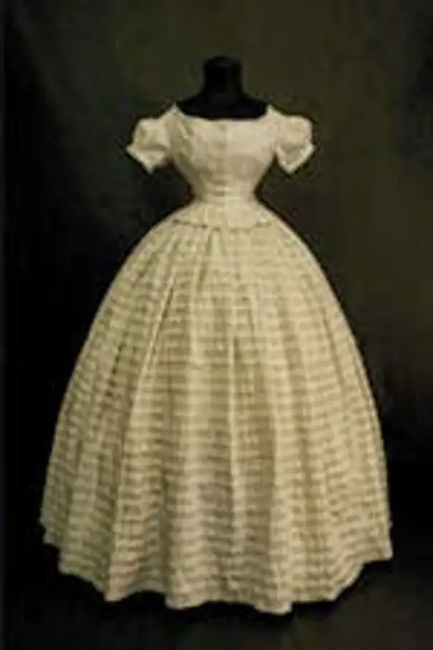Капот платье. Платья эпохи кринолинов красное. Дневное платье Бидермайер. Голубая юбка на кринолине 19 век.