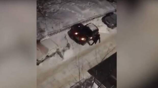 Хулиган напал на припаркованные автомобили в Дзержинске