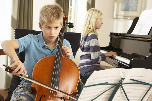 Ребята учатся игре на музыкальных инструментах / Фто: фотобанк bigstok