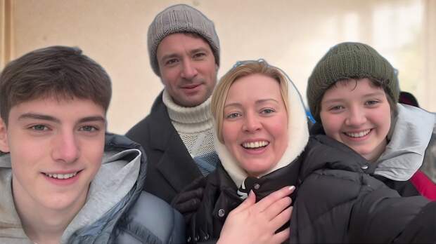 «У меня совершенно нет друзей»: как 45-летний Антон Хабаров, звезда экрана, нашел опору в тишине и семье