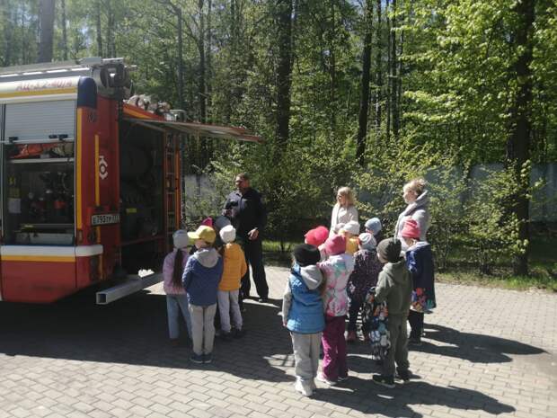 Пожарные провели урок безопасности в детском саду