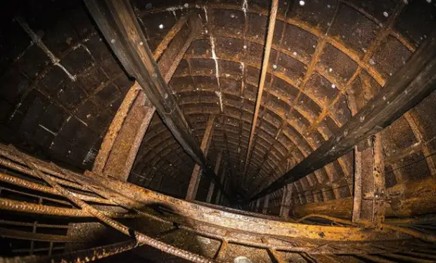 Секретное хранилище Росрезерва: черный копатель шагнул в темноту с камерой