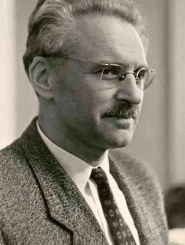 Александр Данилович Александров (1912 - 1999) советский и российский математик, физик, философ и альпинист
