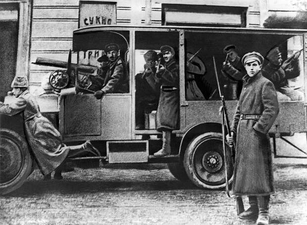 Москва,1917 год. Красногвардейцы на городской улице. Репродукция Фотохроники ТАСС