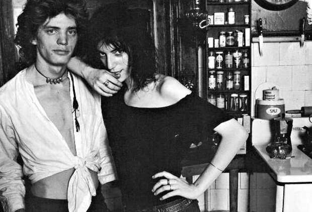 https://149363654.v2.pressablecdn.com/wp-content/uploads/2010/12/patti-smith-robert-mapplethorpe.jpg