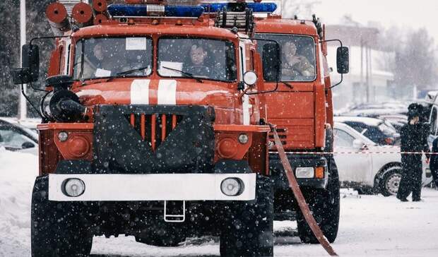 Во Владивостоке пожарные потушили охваченный огнем грузовик