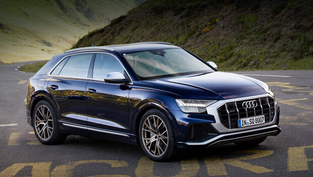 Audi sq8. Светодиодные фары HD Matrix LED — опция за 102 400 рублей. «В базе» идут легкосплавные диски на 21 дюйм, тогда как колёса дюймом больше требуют 107 600–267 200. Рейлинги обойдутся в 29 700.