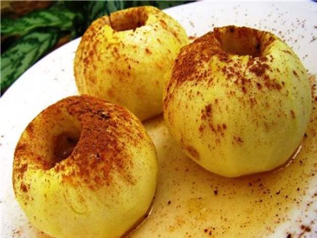 Печеные яблоки с корицей в микроволновке 