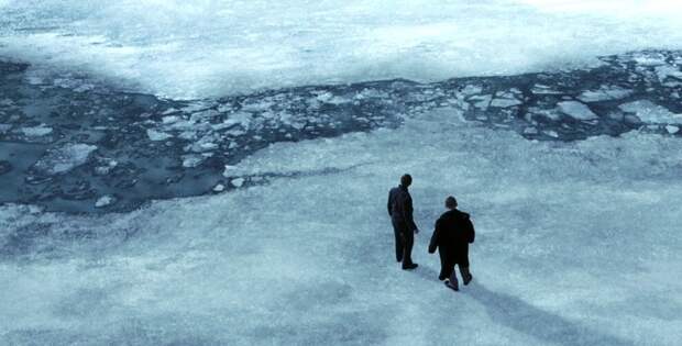 Один из самых грустных моментов фильма, Улав и Эрлинг пытаются перепрыгнуть через полынью. Эрлингу не удаётся перейти на противоположную сторону и он проваливается под лёд. Кадр из фильма "Король острова дьявола", 2010 г. 