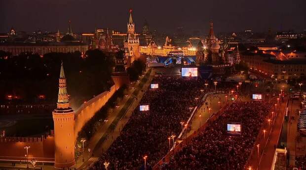 Россияне исполнили «Пливе кача» на украинском во время праздничного концерта в Москве
