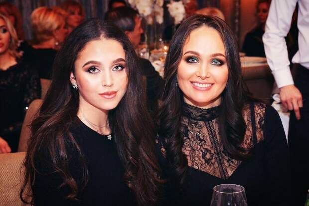 Дедушка ей гордился: внучка Кобзона выросла талантливой и по-настоящему красивой (фото)