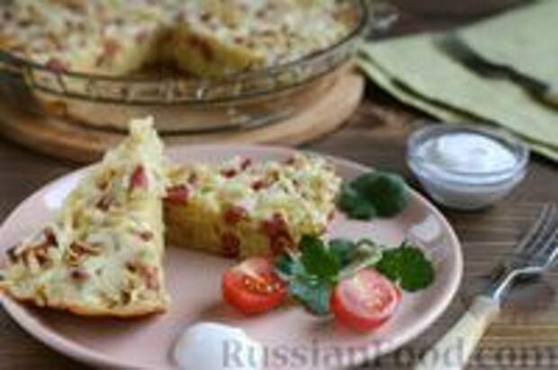 Фото к рецепту: Лапшевник с колбасой и сыром