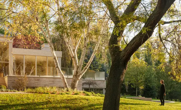 Семейный дом с многоуровневыми пространствами в Канаде