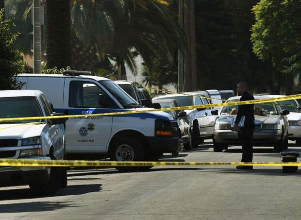 Полиция и следователи исследуют место преступления в Лос-Анджелесе, штат Калифорния.