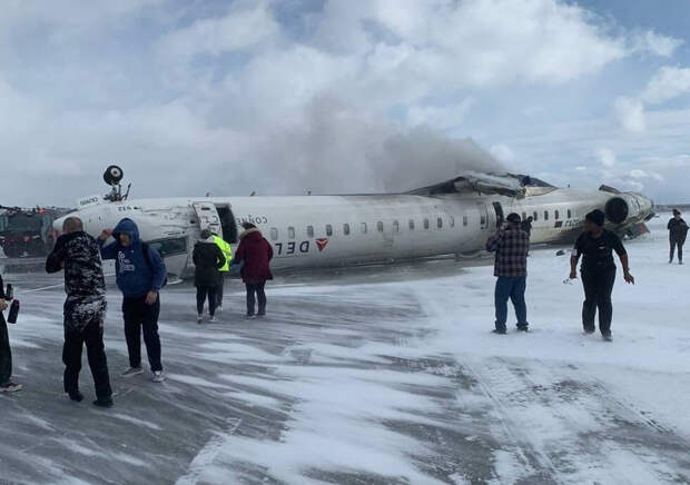 Самолет с пассажирами на борту потерпел крушение в Канаде