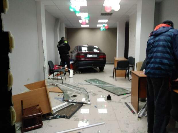 В Калининграде автомобиль протаранил дверь и заехал в детский учебный центр авария, авто, авто авария, дтп, женщина за рулем, здание, калининград, курьез