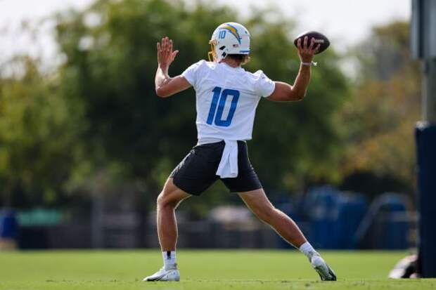 keenan-allen-reveals-hilarious-difference-justin-herbert-philip-rivers