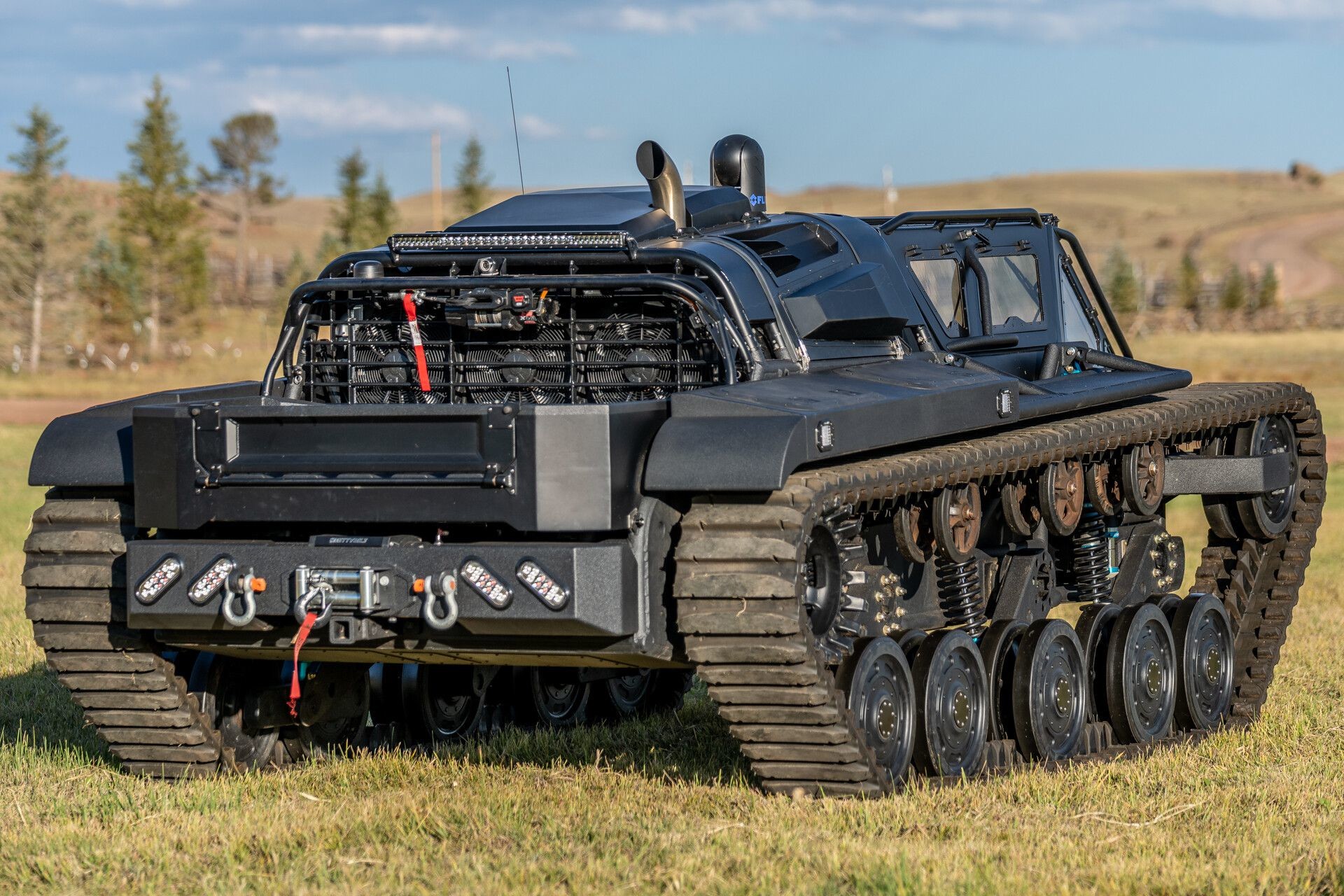 Персональный танк для развлечений Ripsaw EV3-F4 доставит куда угодно