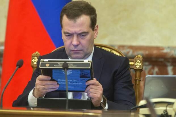 Политолог объяснил снижение доверия россиян к Медведеву