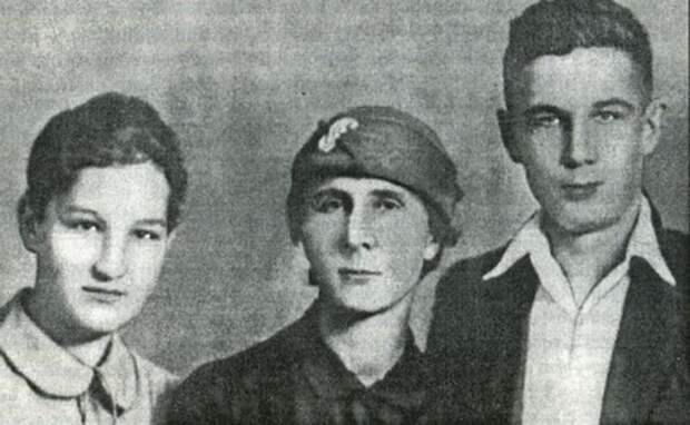 Зоя и Александр Космодемьянские с матерью (июнь 1941 г.)