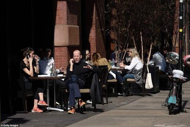 Пустые столы на Манхэттене в марте 2020 года (слева) и справа - клиенты, сидящие на солнце в обеденной зоне на открытом воздухе Mercer Kitchen 11 марта