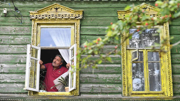Даже дом у местного художника Валентина Захарова живописен