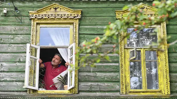 Даже дом у местного художника Валентина Захарова живописен