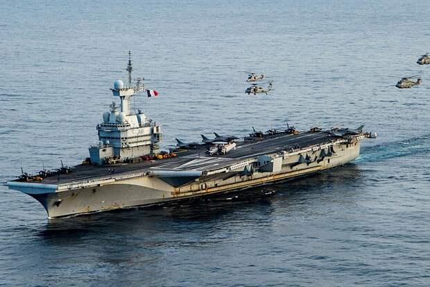 Французский авианосец "Шарль де Голль" не рискнул войти в Красное море