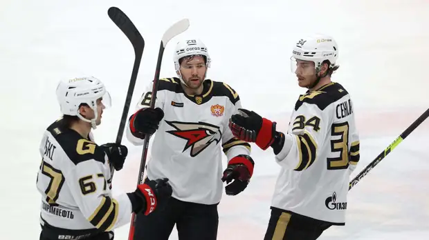 Гол Сошникова помог «Авангарду» взять верх над «Куньлунем» в матче КХЛ