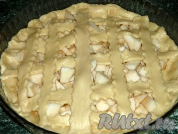 Оставшееся тесто раскатываем, режем на полоски и выкладываем внахлёст на поверхности яблочного пирога. 