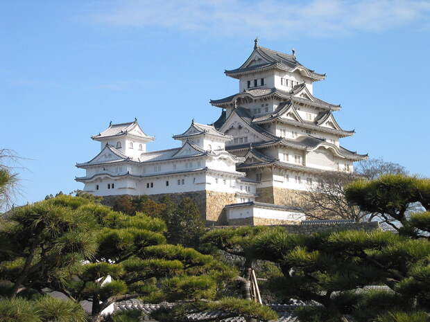 https://upload.wikimedia.org/wikipedia/commons/thumb/3/35/Himeji_Castle_The_Keep_Towers.jpg/1200px-Himeji_Castle_The_Keep_Towers.jpg