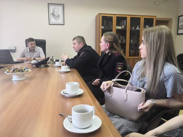 Руководство УВД навестило школу-интернат им. Ю.Никулина по случаю выпускного праздника для совершеннолетних воспитанников. Фото УВД по ЮВАО