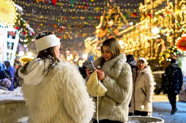 «Включается магическое мышление» Новый год обходится россиянам в десятки тысяч рублей. Как работает психология праздничных трат?