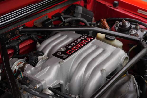 Старенький Ford Mustang, который стоит в пять раз дороже нового