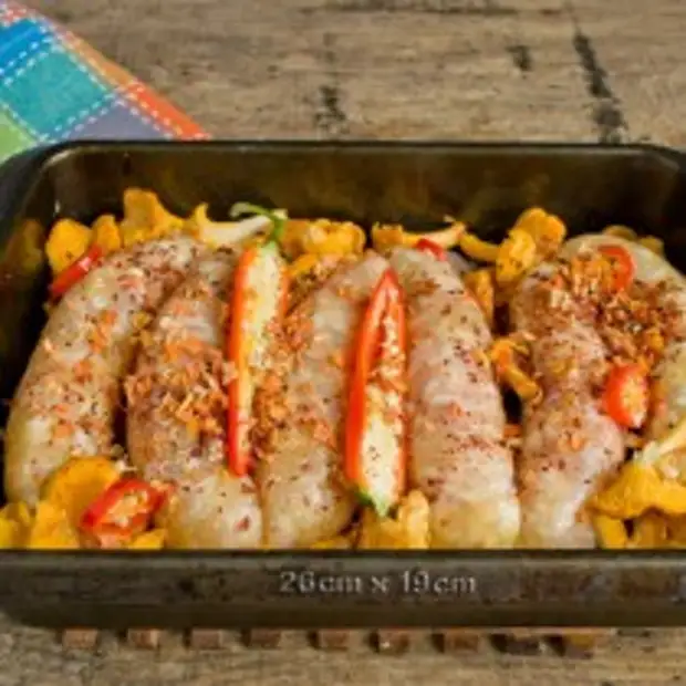 Посыпаем блюдо сушеной морковью и копченой паприкой, солим по вкусу