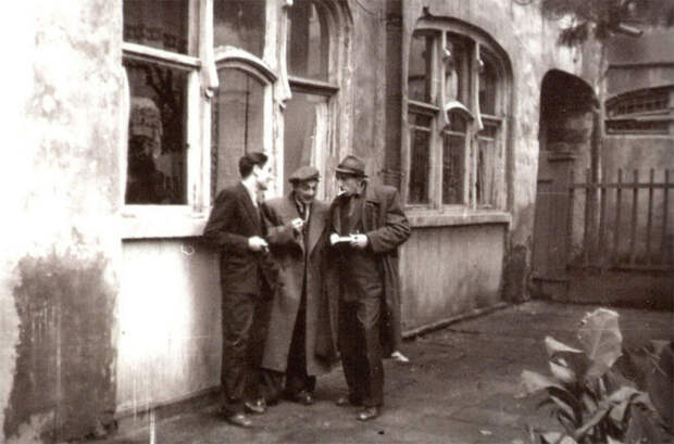 Павел Луспекаев во дворе Грибоедовского театра с друзьями в Тбилиси в 1950-е годы.