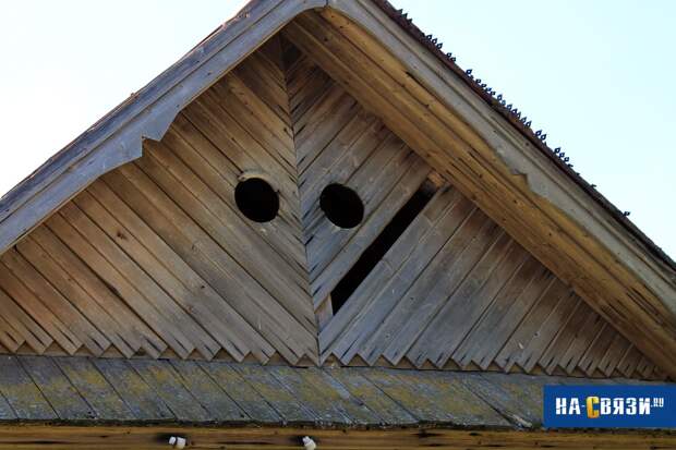 Ухмыляющийся смайлик на крыше намекает на хитрый характер владельца здания.