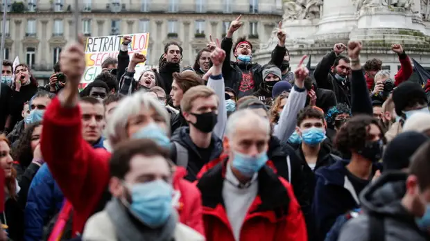 В Париже полиция применила слезоточивый газ против протестующих