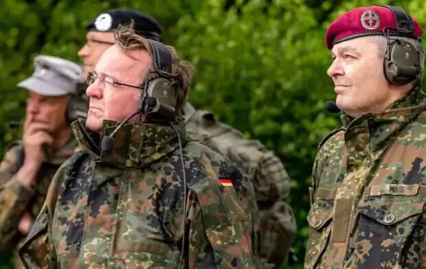 Глава Минобороны ФРГ запросил дополнительное финансирование для военной помощи Украине