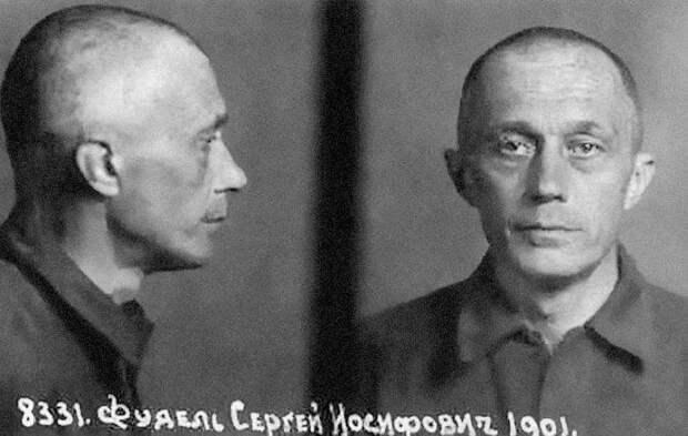 На данном изображении может находиться: 2 человека, текст