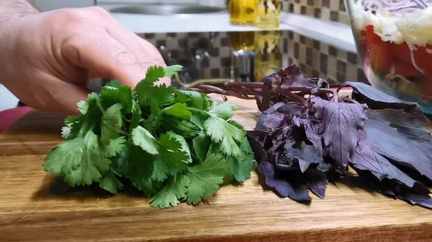 Добавили несколько простых ингредиентов в кавказском стиле и сделали из обычного овощного очень оригинальный салат с новым вкусом