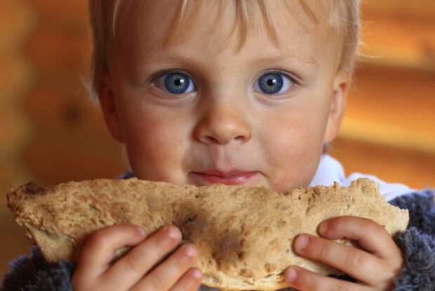 Картинки по запросу ребенок ест хлеб