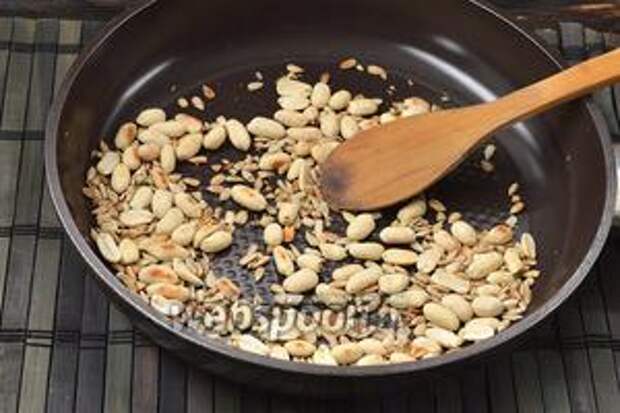 На сухой сковороде обжарить арахис и семечки подсолнуха до слегка золотистого цвета.