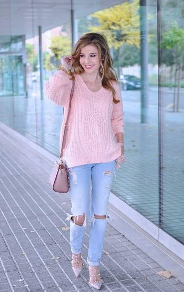 Девушка в джинсах и розовом свитере