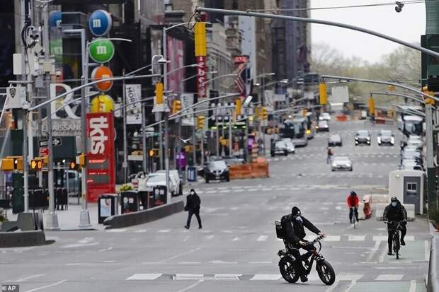 Район Таймс-сквер в прошлом году и в этом месяце - видно, насколько изменилась интенсивность дорожного трафика