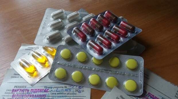 Доступные таблетки. Тайские обезболивающие таблетки. Лекарства для военных. Обезболивающие таблетки желтые синяя коробка.