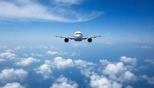 Пассажирский самолёт в Ленобласти подал сигнал бедствия. Борт кружит в воздухе. Что известно на этот час