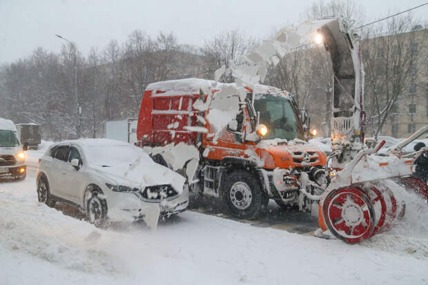 В Подмосковье колонна снегоуборщиков застряла в снегу и попала на видео
