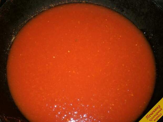 1) Томатный сок вылить на сухую, слегка подогретую сковороду. Довести до кипения, непрерывно помешивая, на большом огне. После огонь убавить. В кипящий томат добавить сахар, соль и немного винного уксуса. Оставить кипеть на слабом огне под накрытой крышкой минут 7-10. Периодически помешивать.