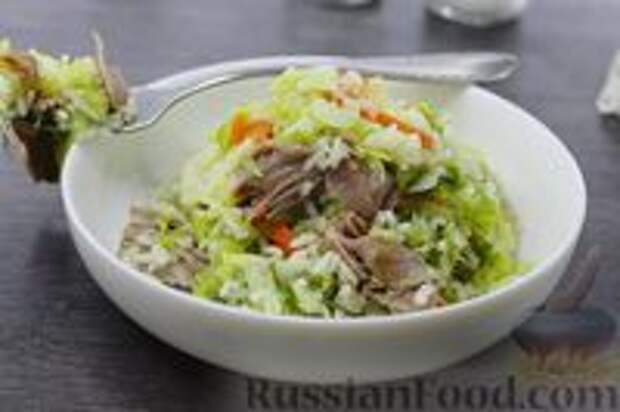 Фото к рецепту: Тушёная капуста с рисом и тушёнкой